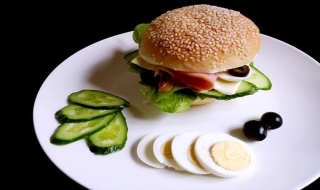 漢堡的做法 營養又方便的傢常漢堡隻需簡單四步
