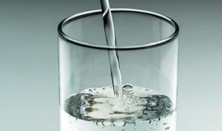 倒熱水時為什麼厚的玻璃杯更容易炸裂 有以下原因