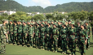 大學新生軍訓的心得增加大傢的紀律性