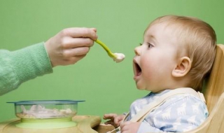 嬰兒飲食要怎麼安排 在飲食營養上需要註意什麼