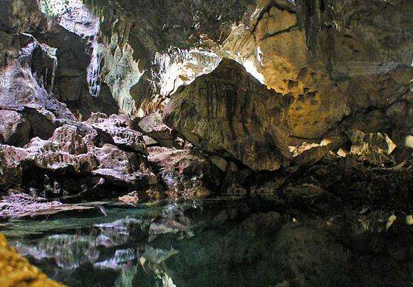 亨那格達南巖洞 Hinagdanan Cave