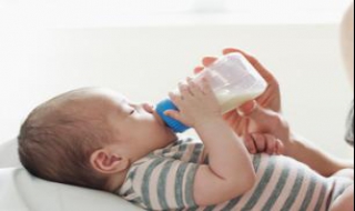 寶寶吃奶太急怎麼辦 註意寶寶吃奶時的姿勢