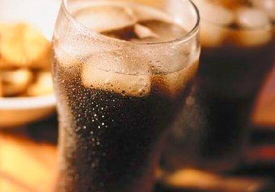 喝碳酸飲料對骨骼有害嗎