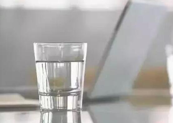 正常人一天喝多少水