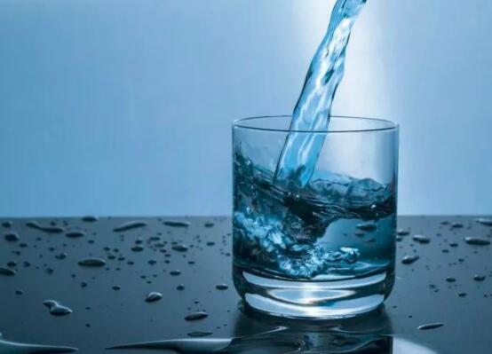正常人一天喝多少水