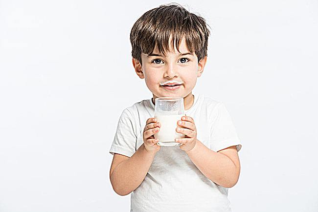 小孩感冒發燒能喝牛奶嗎