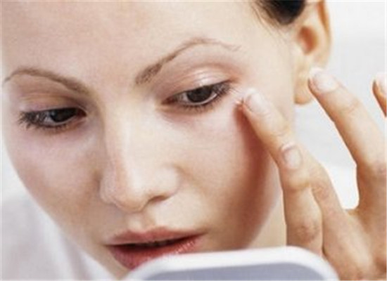 怎麼避免眼睛水腫 日常護理方法