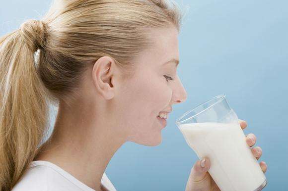 喉嚨有痰能喝牛奶嗎