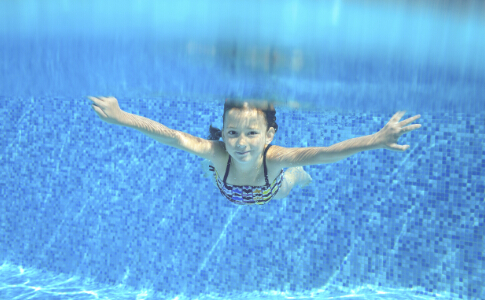 遊泳容易導致耳朵進水 教你方法預防