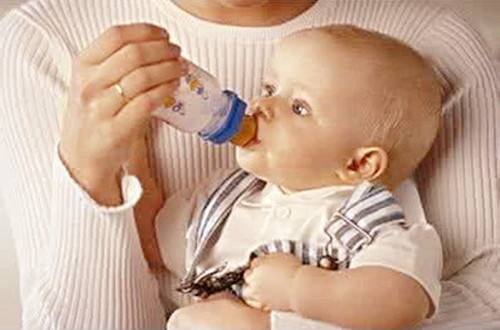 正確喂奶能預防嬰兒打嗝嗎