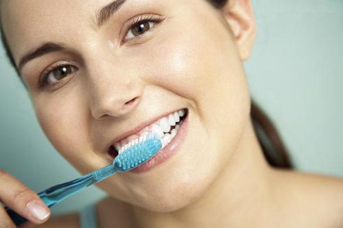 日常清潔口腔靠刷牙 刷牙技巧知多少