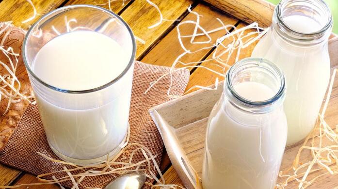 睡前喝牛奶的好處和壞處