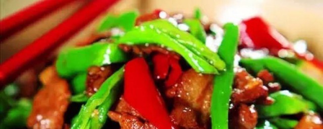 青紅辣椒的做法 和肉絲搭配著炒