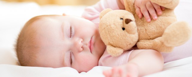 2個月寶寶喜歡趴著睡怎麼回事 多半是這3種原因