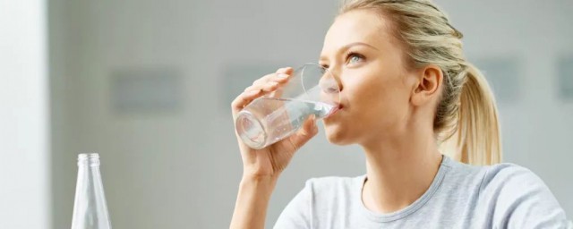 女人多喝水的6大好處 正確喝水排毒減肥