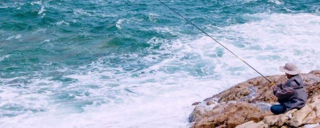 岸邊海釣鱸魚技巧 怎麼選擇釣位？