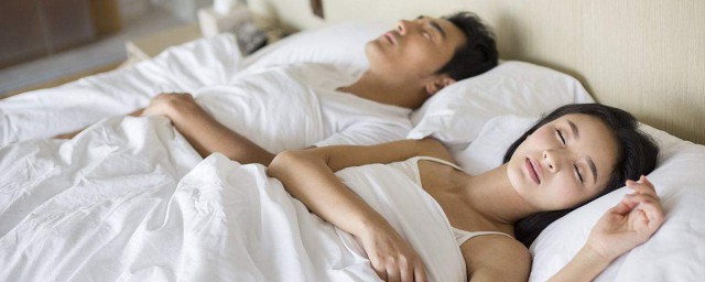 剛結婚的新人睡姿 4種睡姿暗示心理親密度