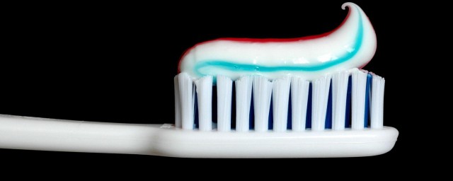抽煙牙黃用什麼牙膏好 讓你的牙齒美白起來