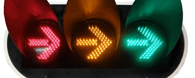 掉頭紅燈直行綠燈可以直行嗎 直行燈亮時掉頭車道可以直行嗎