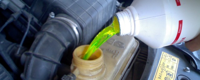 發動機防凍液少瞭什麼原因 汽車防凍液經常少怎麼回事