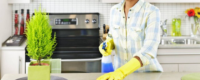 如何用小蘇打清潔廚房油垢 輕松解決廚房油垢的困擾