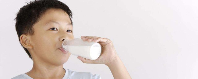 三歲寶寶可以喝純牛奶嗎 還是吃配方奶呢