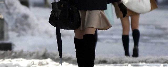 為什麼日本女生裙子短 日本女生的校服裙子為什麼越來越短
