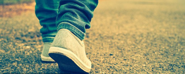 多走路鞋子質量怎麼樣 以及經常走路的好處