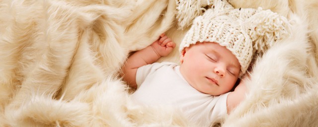 寶貝夜間睡覺滿床打滾是什麼原因 寶寶睡姿不定的原因是什麼