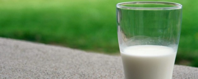 奶粉和牛奶的區別 喝純牛奶和奶粉的區別是什麼