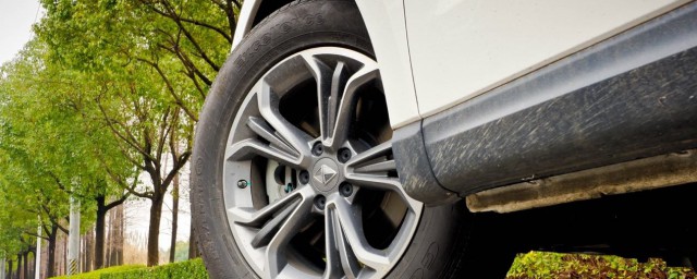 轎車輪胎側面刮個口怎麼辦 你知道嗎