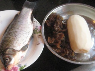 黑木耳蓮藕鯽魚湯