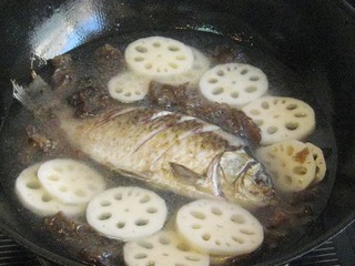 黑木耳蓮藕鯽魚湯