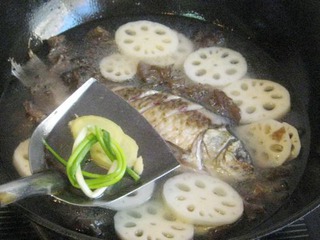 黑木耳蓮藕鯽魚湯