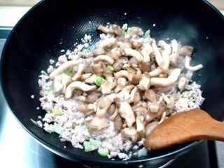 雞腿菇炒芽豆