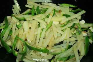 青椒土豆炒榨菜絲