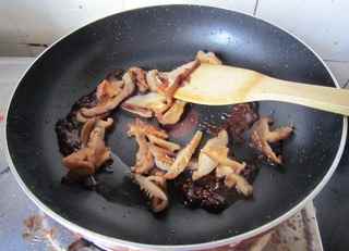 香菇醬雞肉拌面