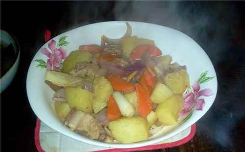 豬肉煮土豆胡蘿卜