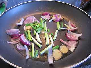 黑椒雞肉片炒蘑菇