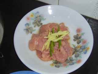 香菜茶樹菇炒裡脊