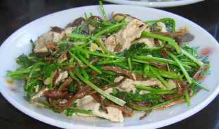 香菜茶樹菇炒裡脊