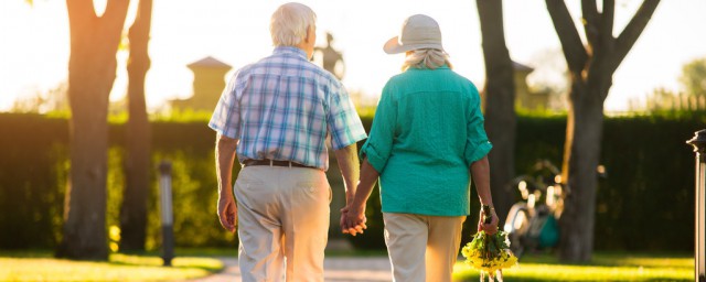 60歲以上每天走多少步 老年人最佳運動時間