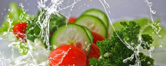 蔬菜的紅色素濺在白衣服上怎麼洗 蔬菜汁濺到白色衣服上如何清洗