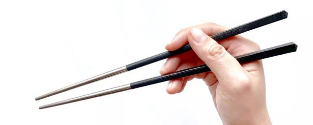 小孩學筷子姿勢不對怎麼辦 你知道嗎