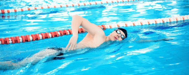 自由泳兩次打腿技術分解練習步驟 兩次打腿技術分解
