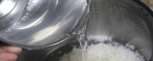 蒸米飯一碗米放多少水 應該如何洗米