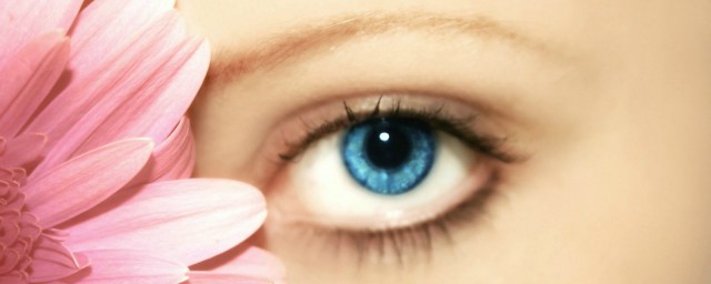白眼珠有紅血塊怎麼辦 5個容易造成眼白血塊的原因