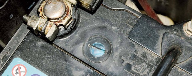 汽車電瓶可以加蒸餾水嗎 原因是什麼