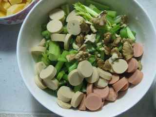 核桃仁小炒芹菜桿