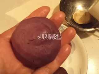 紫薯豆沙冰皮月餅